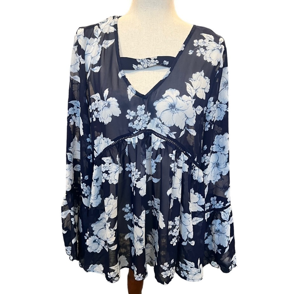 Crescent Sheer Floral Navy Top Scalloped Edge‎ Flowy. Office Career Size: Large